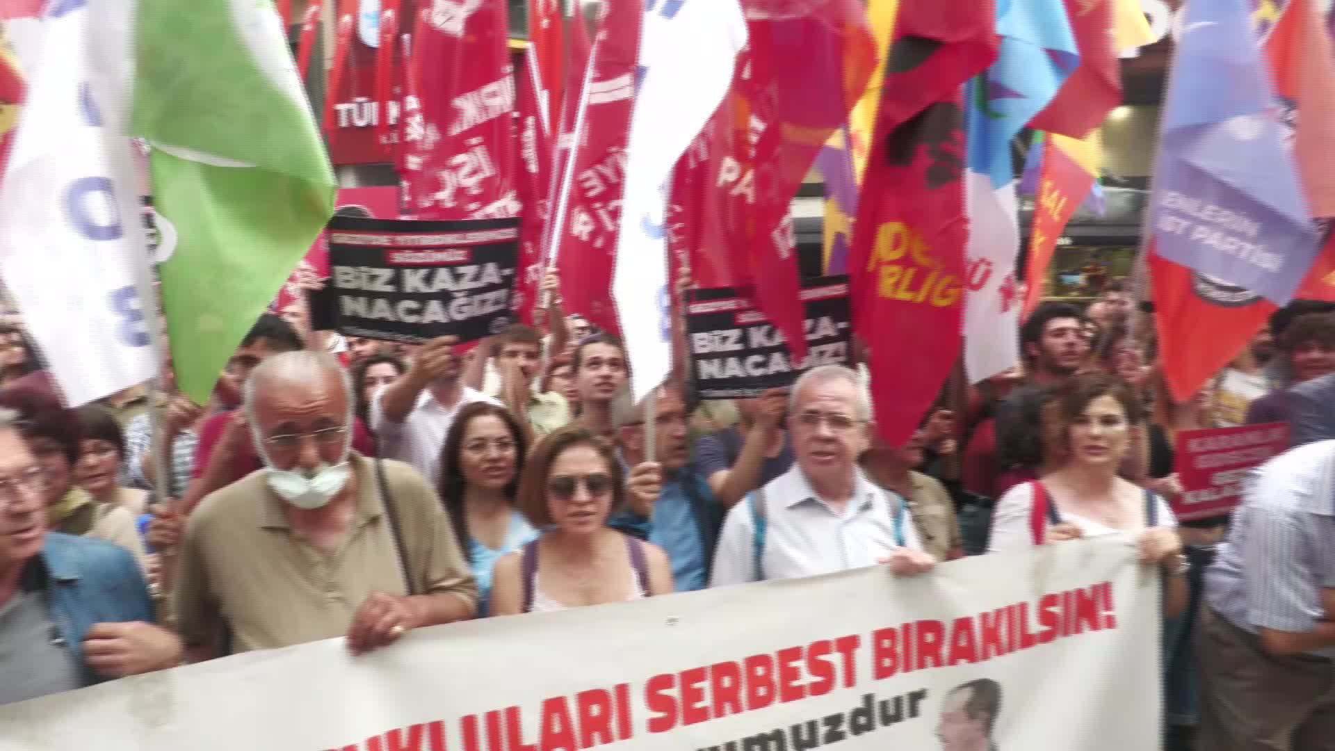 TMMOB İZMİR İL KOORDİNASYON KURULU'NDAN GEZİ'NİN 10. YILINDA AÇIKLAMA: "KARANLIK GİDER, GEZİ KALIR"