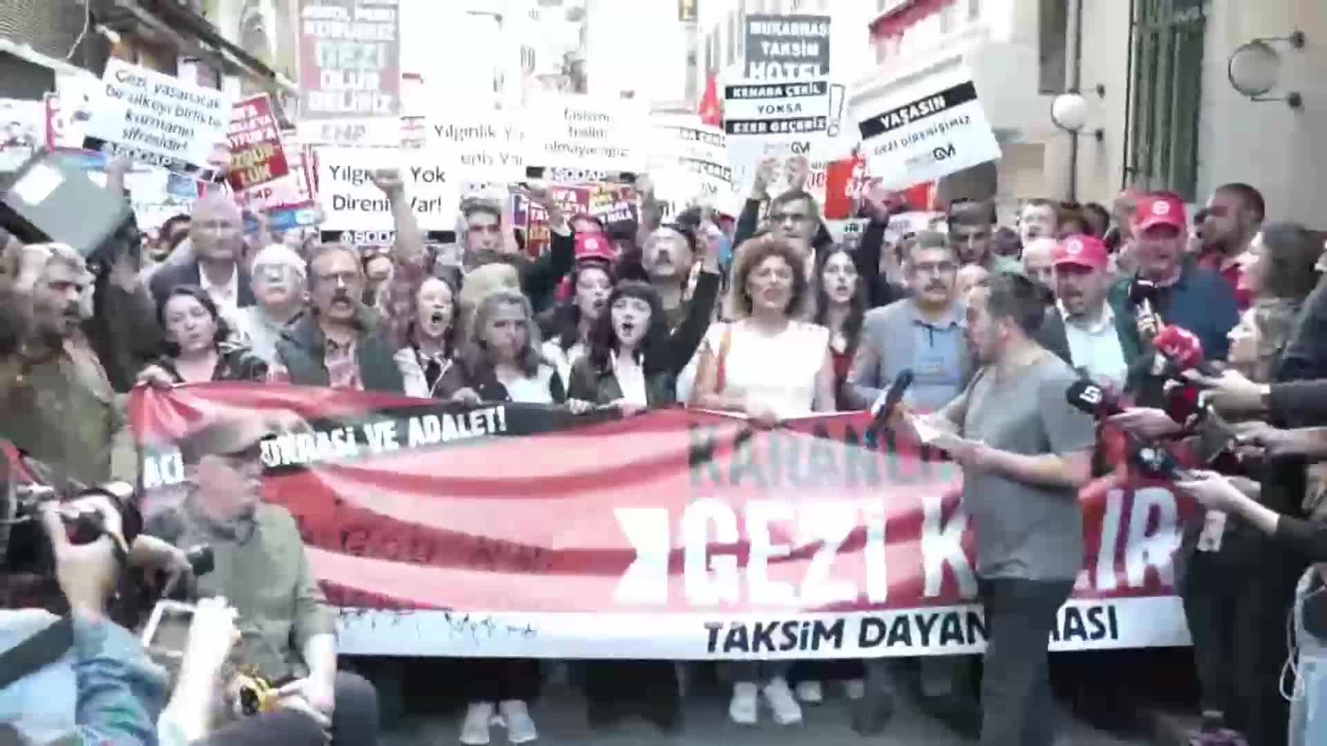 TAKSİM DAYANIŞMASI’NDAN GEZİ’NİN 10’UNCU YILINDA EYLEM: “GEZİ’DE KAPISINI ARALADIĞIMIZ ‘BİR BAŞKA DÜNYA’ İÇİN MÜCADELEYE DEVAM EDİYORUZ”