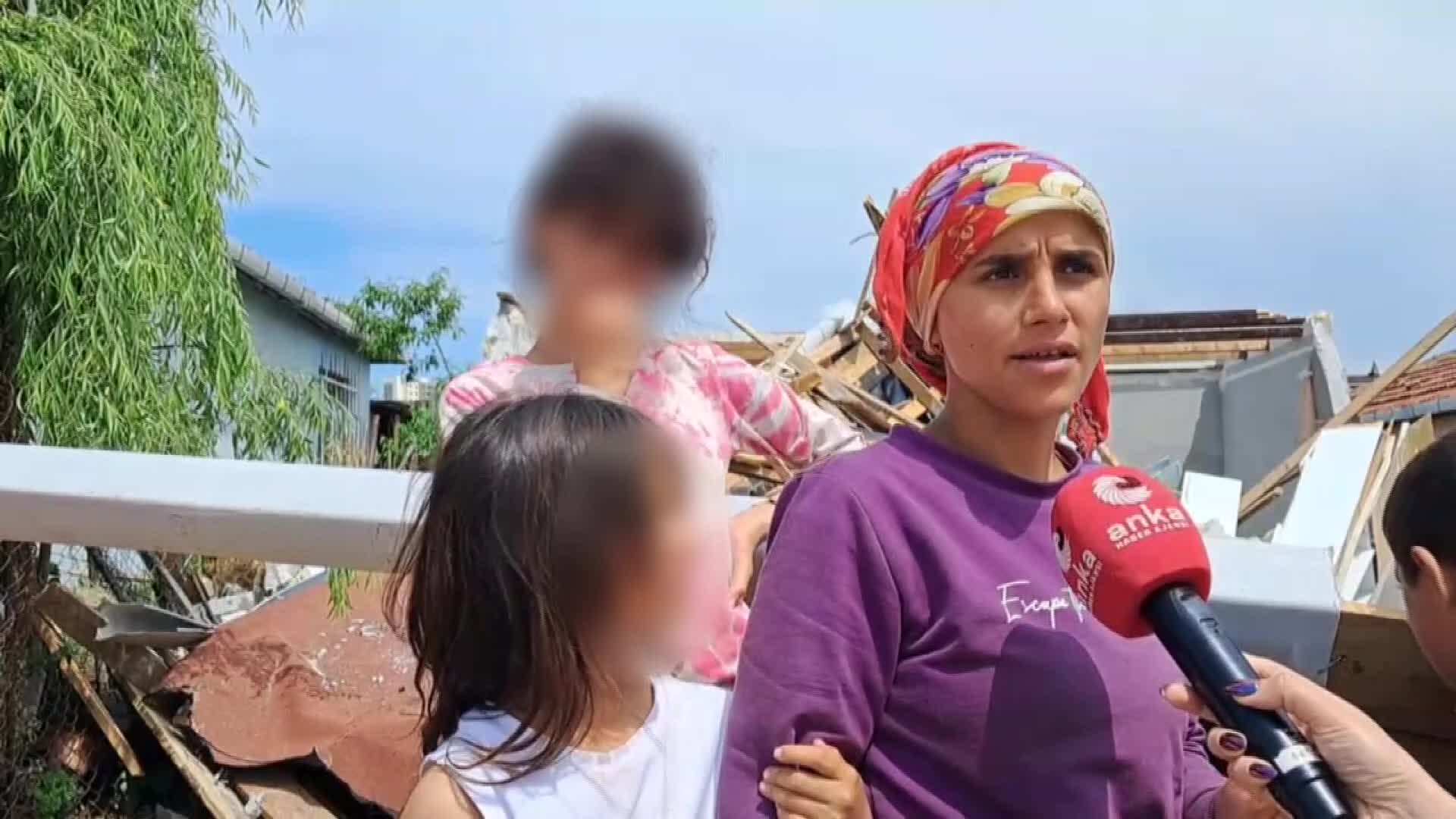 ÇEKMEKÖY'DE, ROMAN VATANDAŞLARA AİT BAZI EVLER KAÇAK OLDUKLARI GEREKÇESİYLE YIKILDI. BU SIRADA BAZI VATANDAŞLARIN DARP EDİLDİĞİ İDDİA EDİLDİ. "SEÇİMDEN ÖNCE İZİN VERDİLER, SEÇİMDEN SONRA GELİP YIKTILAR"