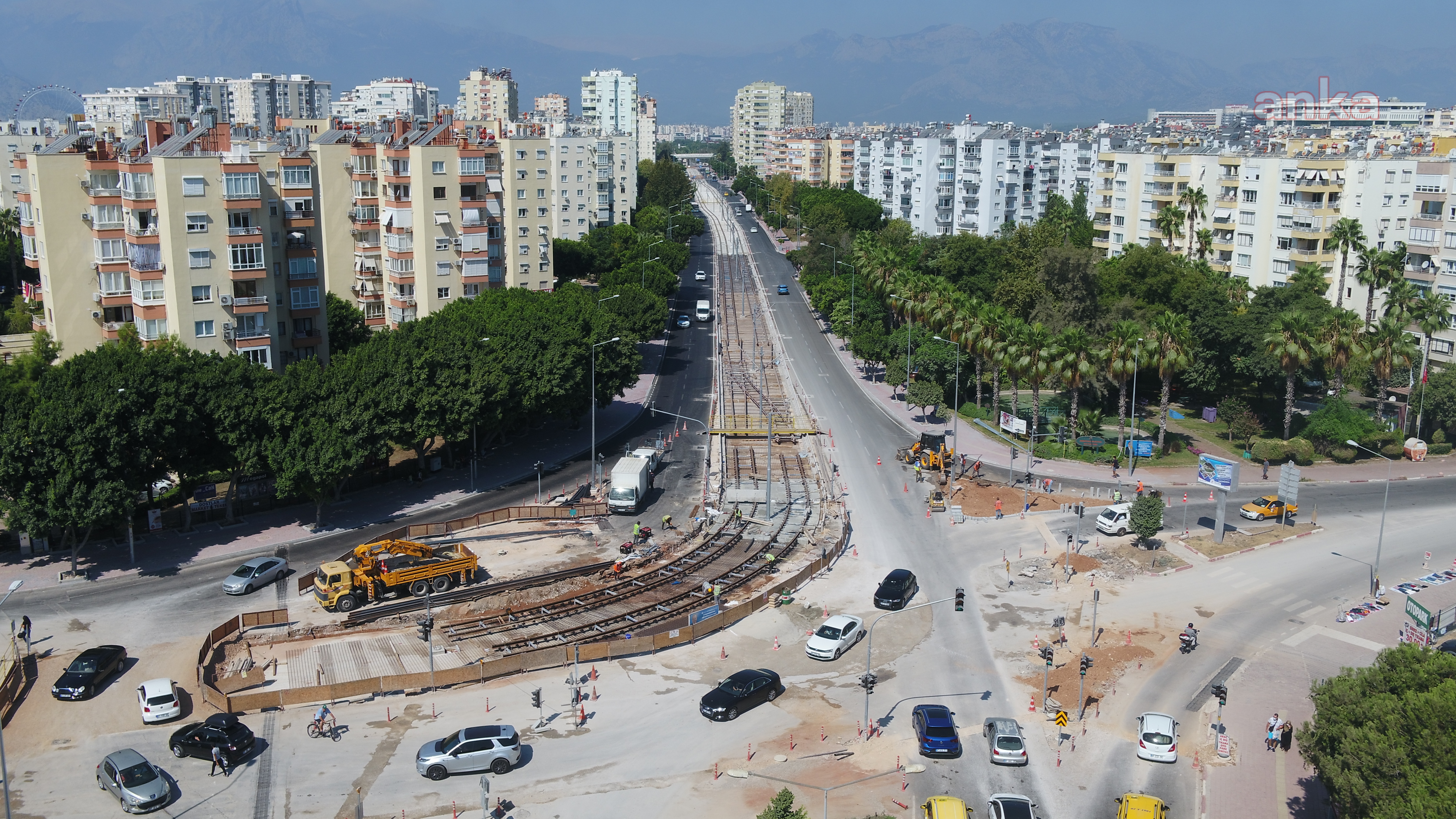 ANTALYA'DA RAYLAR DÖŞENİYOR, YOLLAR ASFALTLANIYOR