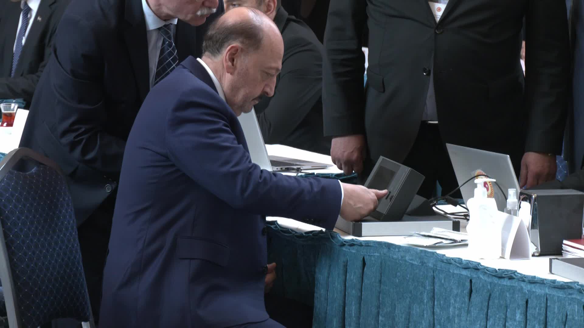 AKP AYDIN MİLLETVEKİLİ ESKİ TÜRKİYE GÜZELİ SEDA SARIBAŞ İLE BAKAN VEDAT BİLGİN TBMM'DE KAYDINI YAPTIRDI