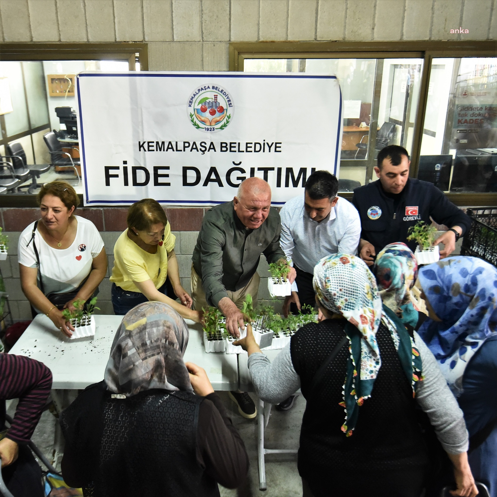 KEMALPAŞA’DA FİDELER TOPRAKLA BULUŞUYOR