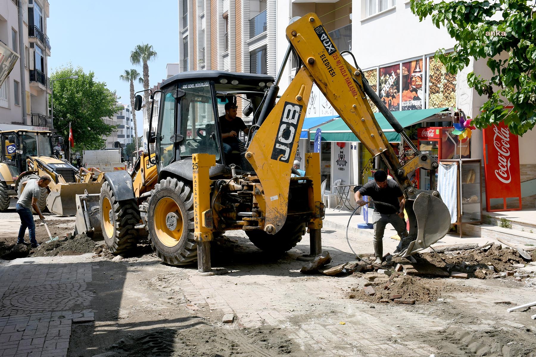 KUŞADASI BELEDİYESİ, GÜZELÇAMLI MAHALLESİ’NİN YOLLARINI YENİLİYOR