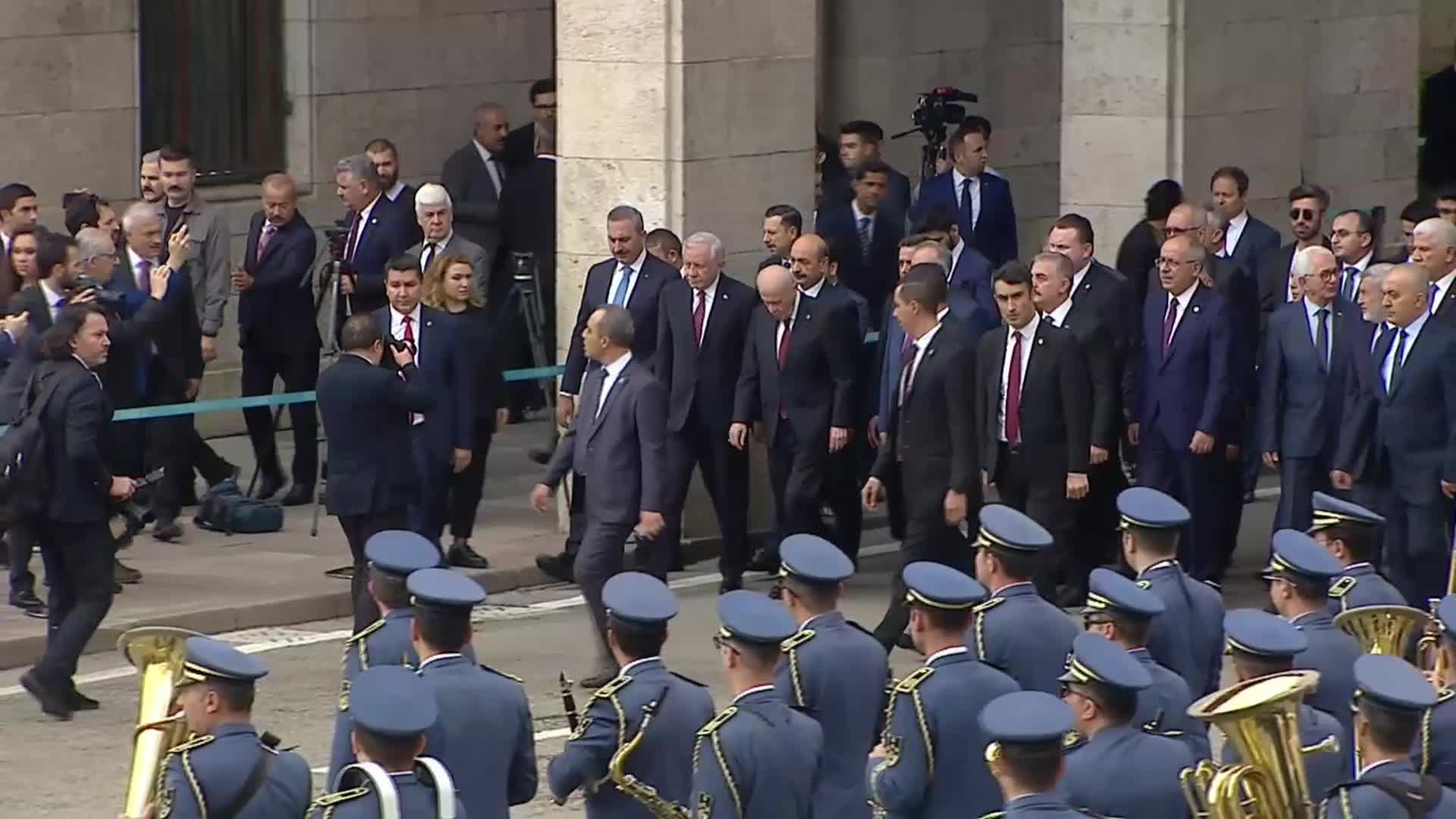 TBMM'DE YENİ DÖNEM BUGÜN BAŞLIYOR. GEÇİCİ TBMM BAŞKANLIĞI'NI DEVRALAN DEVLET BAHÇELİ, ATATÜRK ANITI'NA ÇELENK BIRAKTI