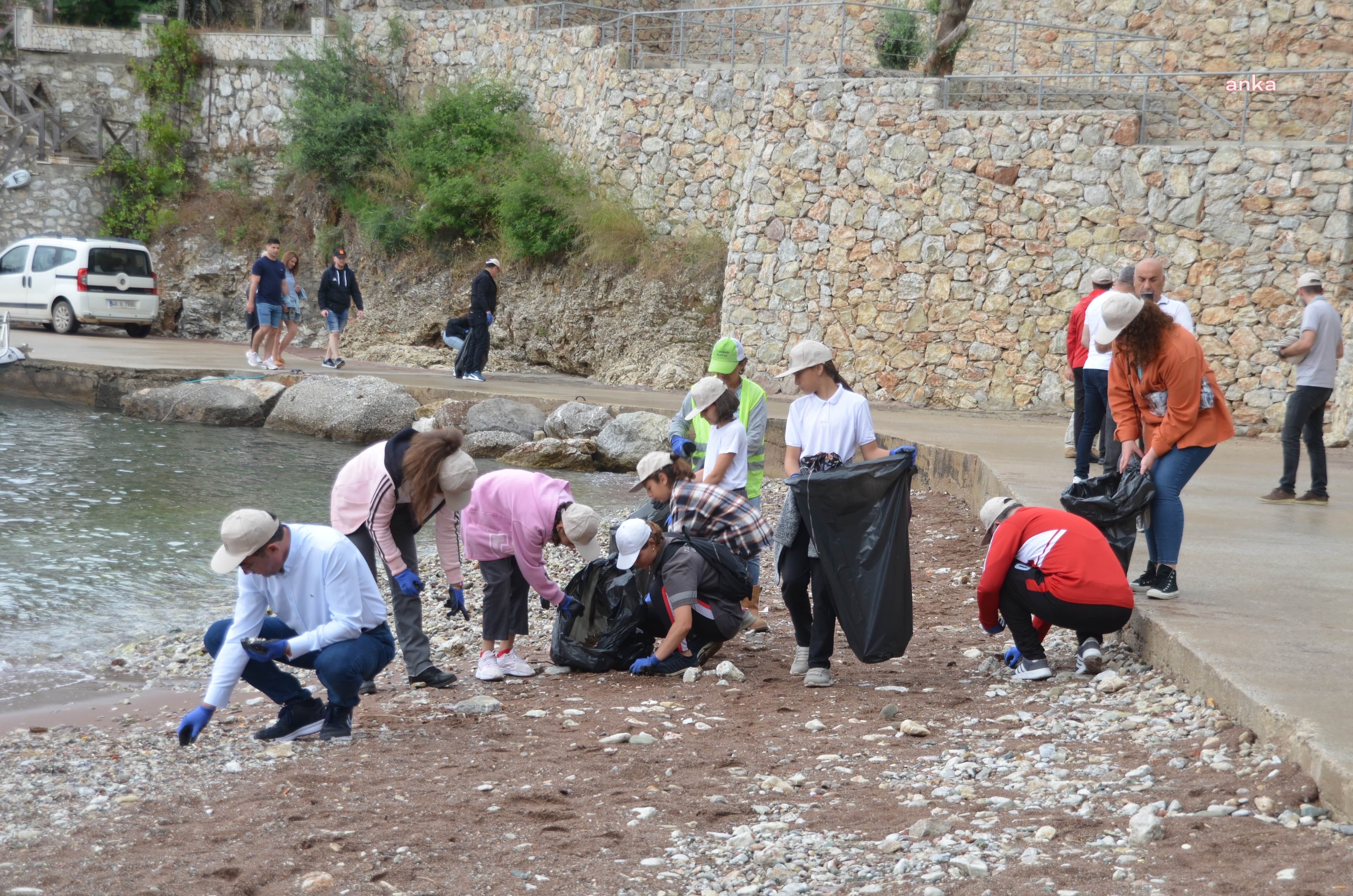 EMARÇEB ÜYESİ BELEDİYE BAŞKANLARI VE ÖĞRENCİLER, MARMARİS TURUNÇ’TA SAHİL TEMİZLİĞİ YAPTI