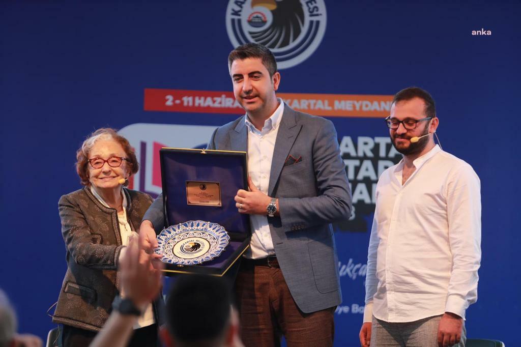 ‘3. KARTAL KİTAP FUARI’NDA YAZAR GÜLTEN DAYIOĞLU’NA ONUR ÖDÜLÜ
