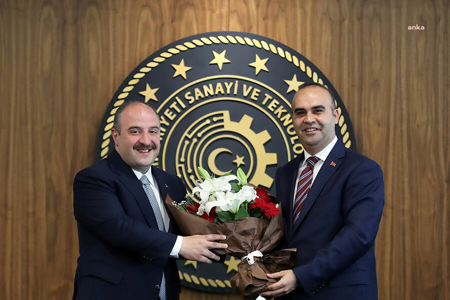SANAYİ VE TEKNOLOJİ BAKANLIĞI’NDA DEVİR TESLİM TÖRENİ… YENİ BAKAN KACIR: “TÜRKİYE YÜZYILI'NI TAM BAĞIMSIZ TÜRKİYE ANLAYIŞIYLA, MİLLİ TEKNOLOJİ HAMLESİ VİZYONUYLA GERÇEKLEŞTİREBİLMEK İÇİN CANLA BAŞLA ÇALIŞACAĞIZ”