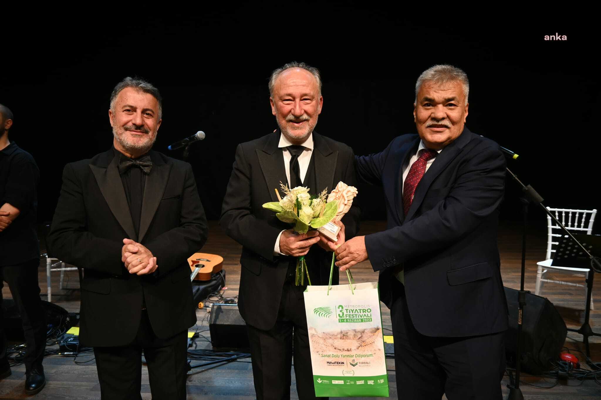 TORBALI BELEDİYESİ’NİN ‘3. METROPOLİS FESTİVALİ’NDE ‘ŞİFA NİYETİ’NE OYUNU VATANDAŞLA BULUŞTU
