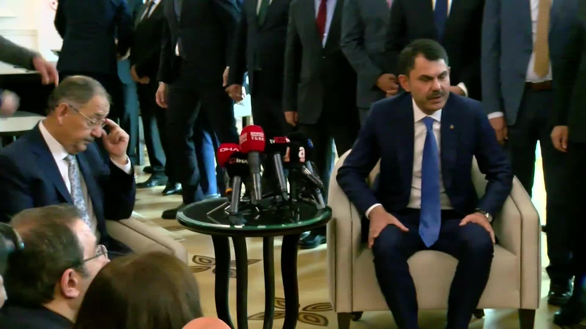 ÇEVRE, ŞEHİRCİLİK VE İKLİM DEĞİŞİKLİĞİ BAKANLIĞI’NDA DEVİR TESLİM… BAKAN ÖZHASEKİ’DEN DEPREM KONUTLARI AÇIKLAMASI: “SÖZ VERİLDİĞİ GİBİ EN KISA SÜRE İÇİNDE BİTİRİLMESİNİ HEDEFLİYORUZ”