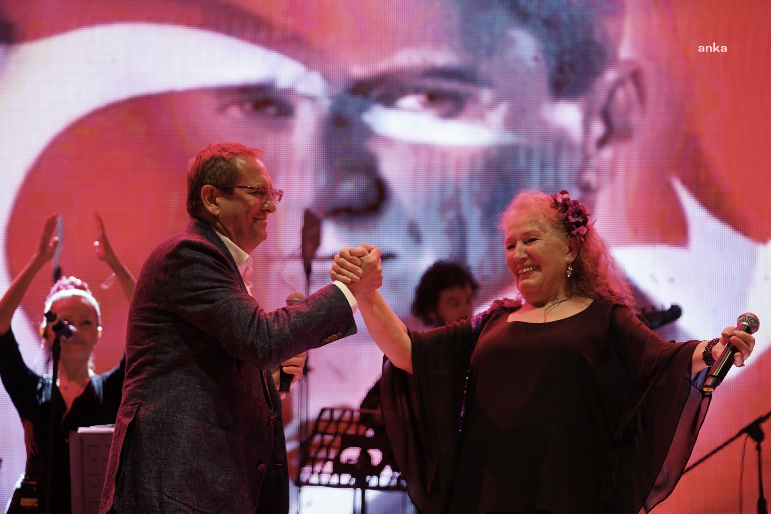 AYVALIK BELEDİYE BAŞKANI ERGİN, SUZAN KARDEŞ İLE İZMİR MARŞI’NI SÖYLEDİ