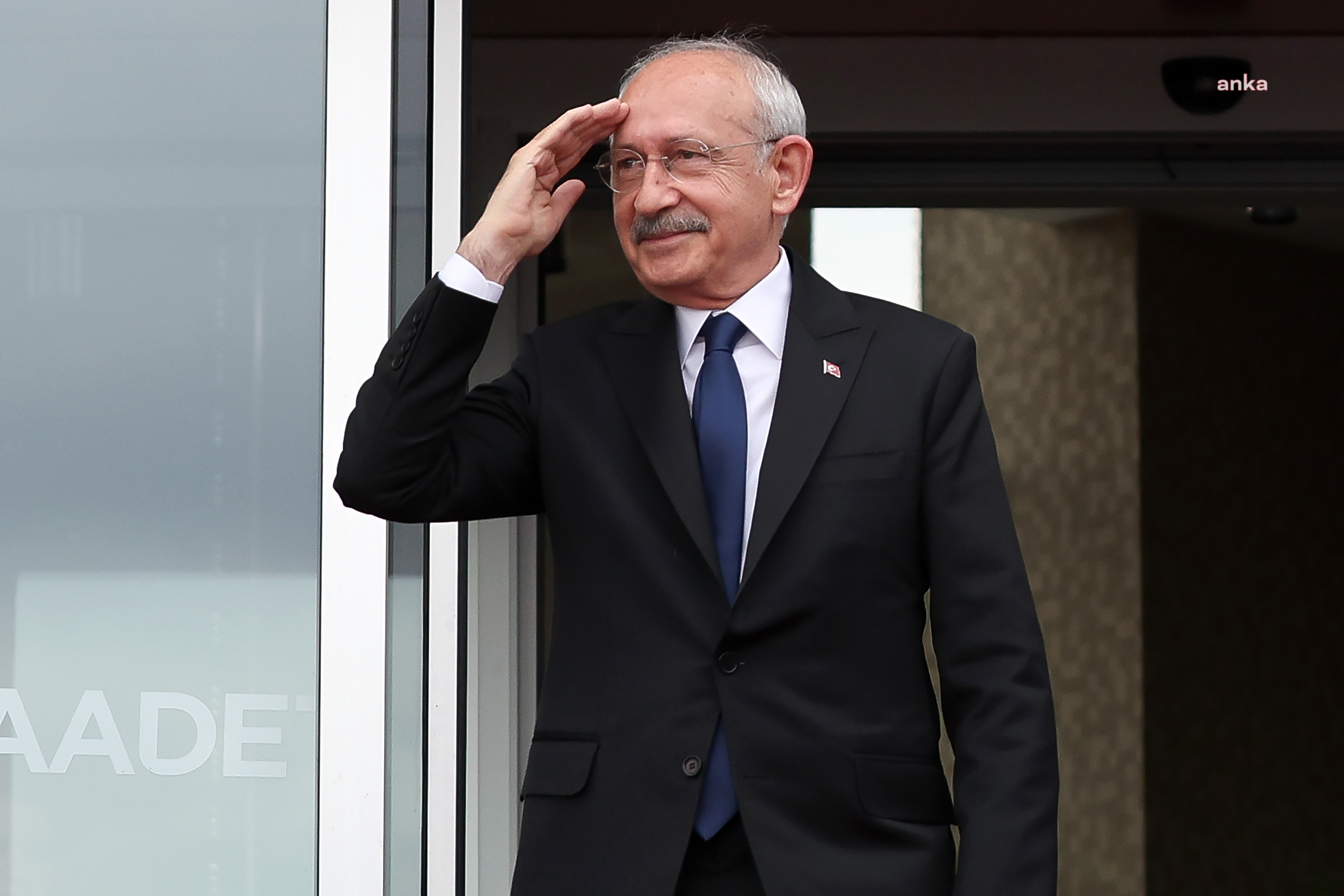 KILIÇDAROĞLU: “LGS SINAVINA GİREN BÜTÜN EVLATLARIMIN BAŞARILI SONUÇLAR ALMASINI DİLİYOR, ÇOCUKLARINA BİR GELECEK KURMAK İÇİN DİDİNEN ANNE BABALARI SEVGİYLE SELAMLIYORUM”