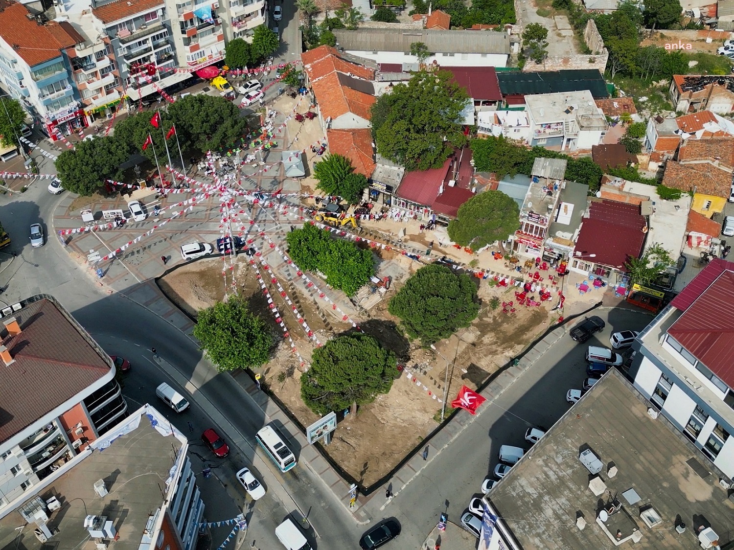GAZİEMİR’İN MEYDANLARI YENİLENİYOR
