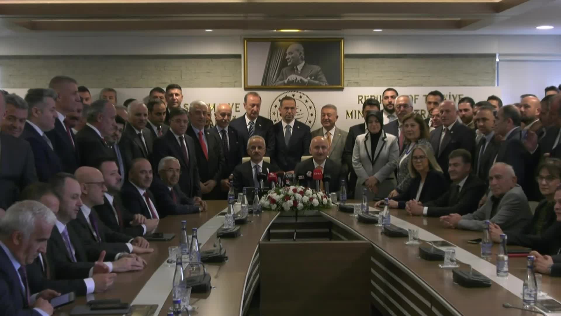 ULAŞTIRMA VE ALTYAPI BAKANLIĞI’NDA DEVİR TESLİM TÖRENİ… BAKAN URALOĞLU: “CUMHURBAŞKANIMIZIN LİDERLİĞİNDE YAPTIĞIMIZ ÖZVERİLİ ÇALIŞMALARLA TÜRKİYE OLARAK ÇAĞ ATLADIK”