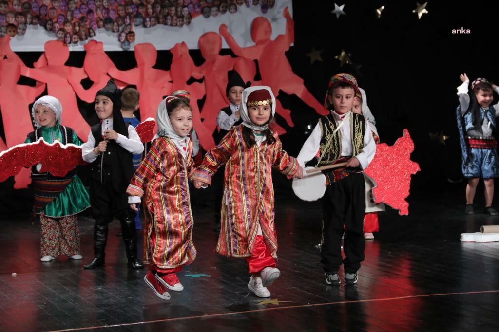 ODUNPAZARI BELEDİYESİ'NİN KREŞLERİNDE YIL SONU GÖSTERİLERİ DÜZENLENDİ