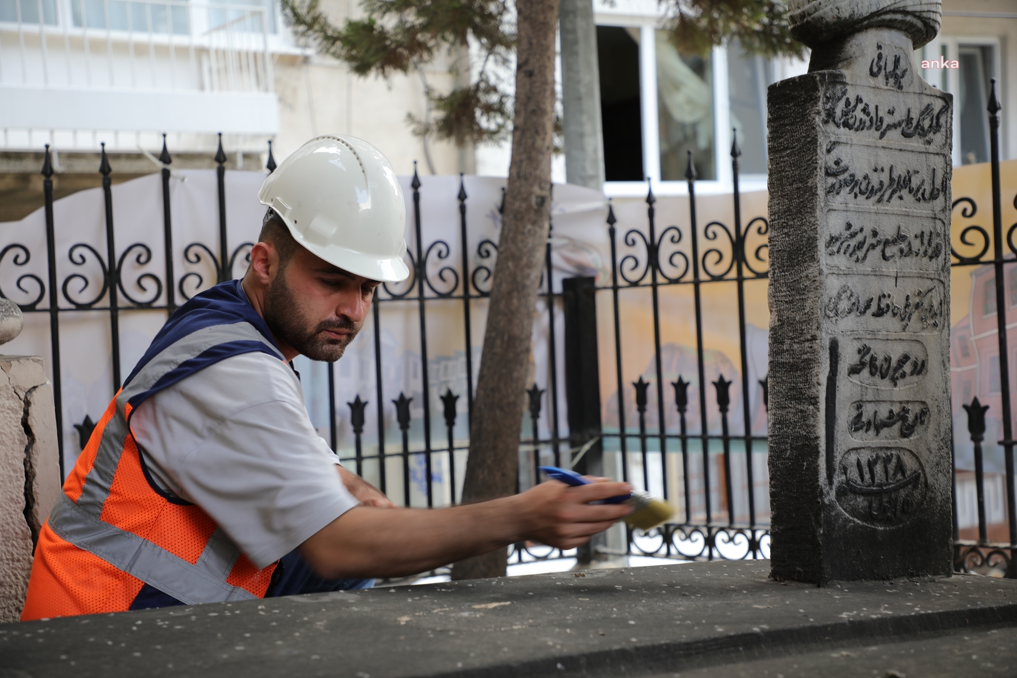 GEMLİK BELEDİYESİ’NDEN ŞEHİTLİKTE YENİLEME ÇALIŞMASI