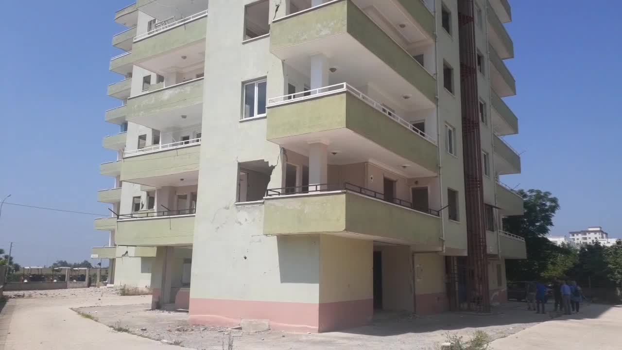 OSMANİYE’DE, DEPREMLERDE HASAR ALAN BİNAYA HIRSIZ GİRDİ: “DEPREMZEDELERİN EŞYALARI ÇALINIR MI? BU VİCDANSIZLIK, MERHAMETSİZLİK DEĞİL MİDİR?”
