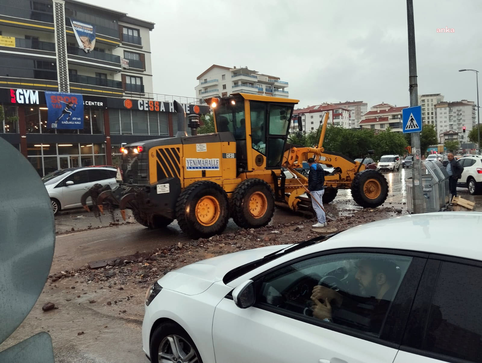 YENİMAHALLE BELEDİYESİ'NDEN SAĞANAK MESAİSİ