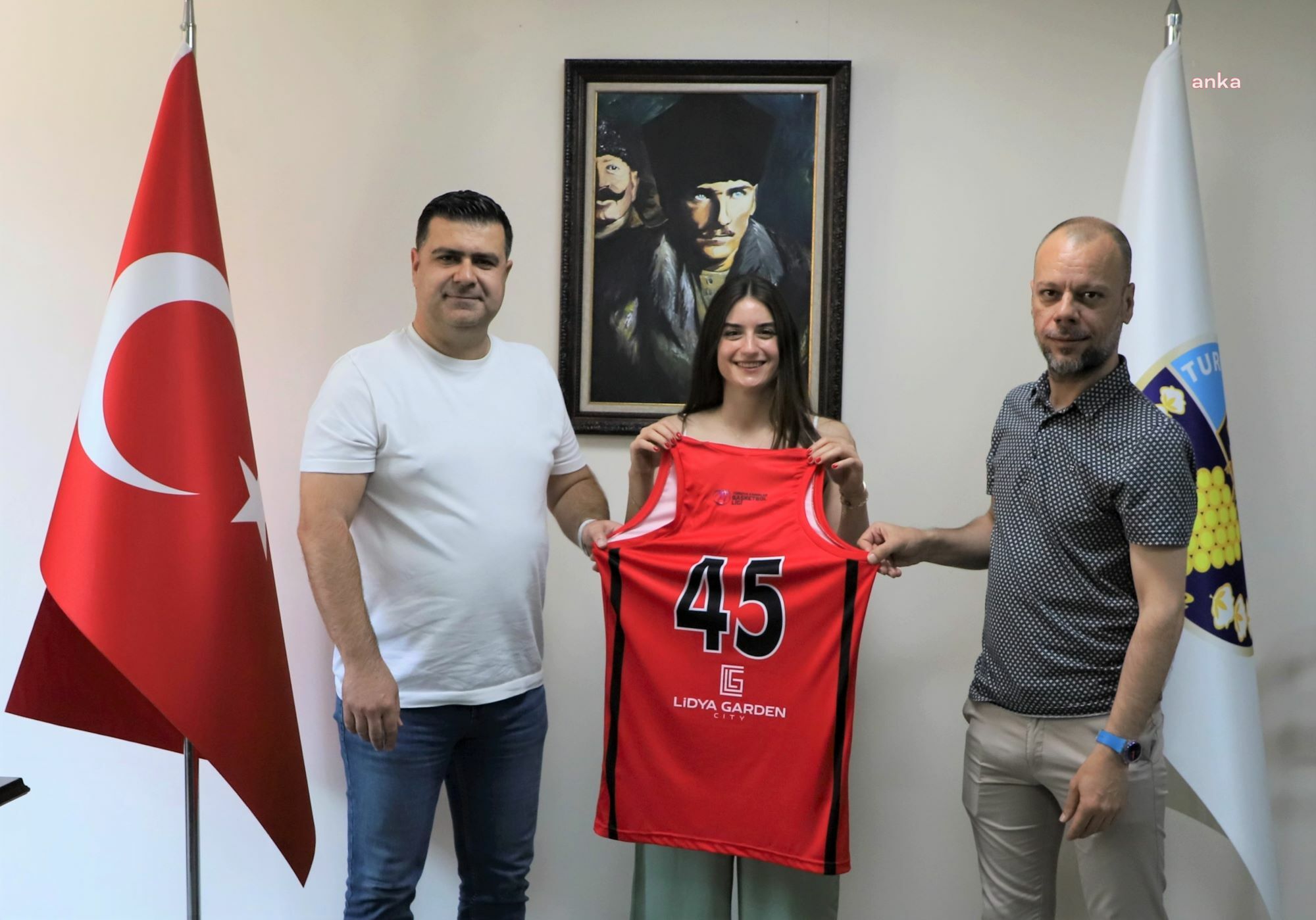 BASKETBOLCU YAĞMUR ÖZTÜRK, YETİŞTİĞİ TURGUTLU BELEDİYESPOR'A KAPTAN OLARAK DÖNDÜ