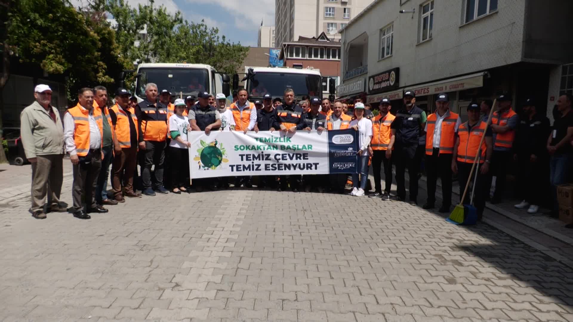 ESENYURT BELEDİYE BAŞKANI BOZKURT, DÜNYA ÇEVRE GÜNÜ'NDE FARKINDALIK OLUŞTURMAK İÇİN SOKAKLARI SÜPÜRDÜ