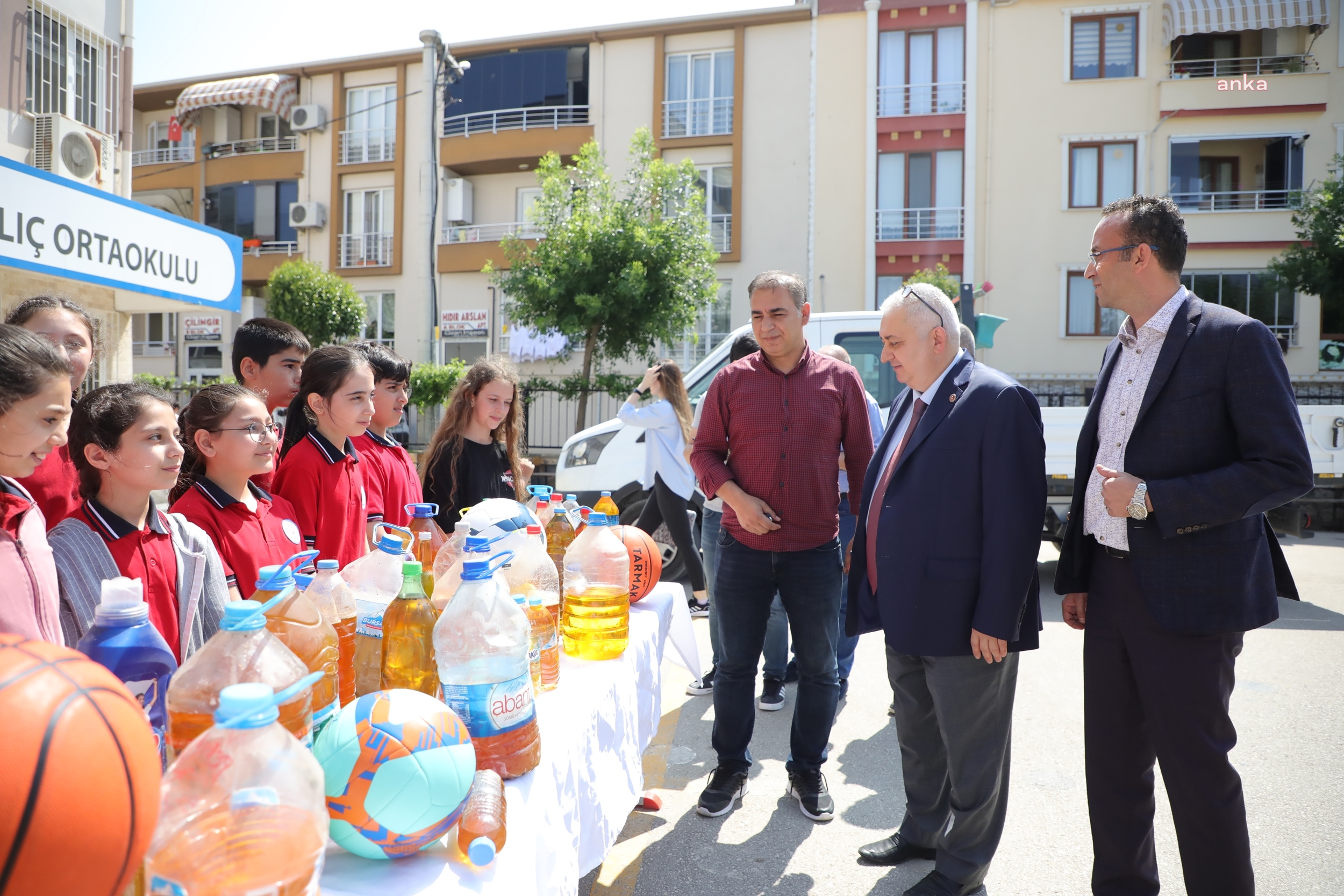 GEMLİK’TE DUYARLI ÖĞRENCİLER KÖRFEZİN KİRLENMESİNİ ÖNLÜYOR