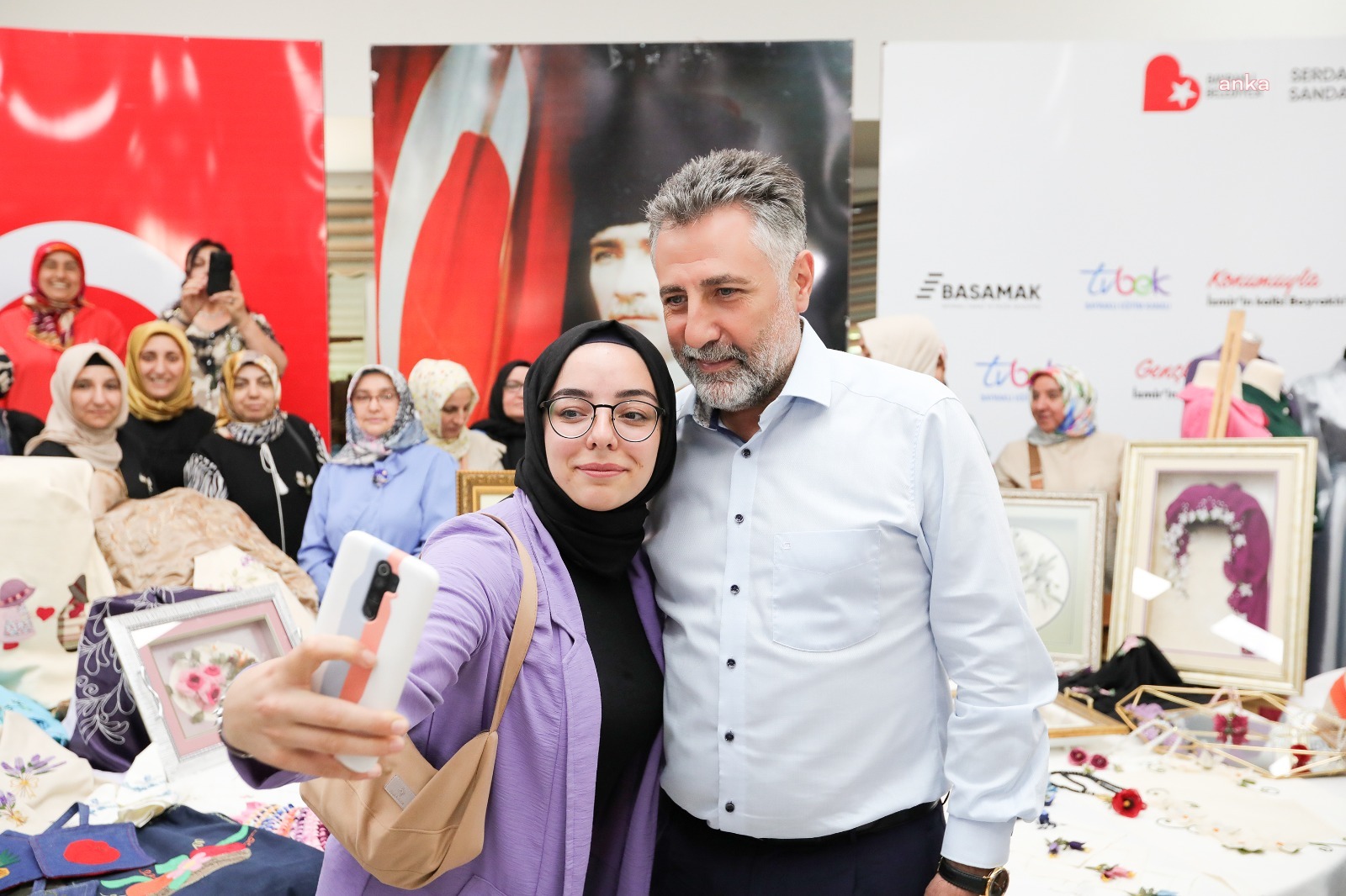 BAYRAKLI BELEDİYESİ’NİN KURSİYERLERİ EL EMEĞİ ÜRÜNLERİ SERGİLEDİ