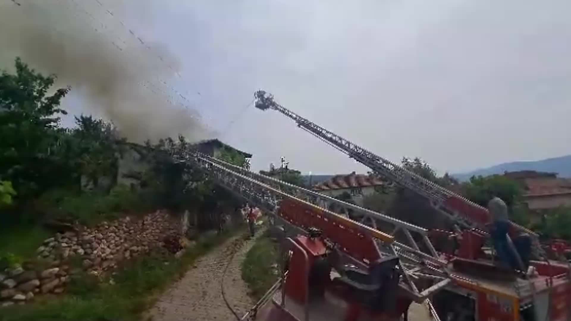 BİLECİK’İN TARİHİ KÖYÜNDE YANGIN