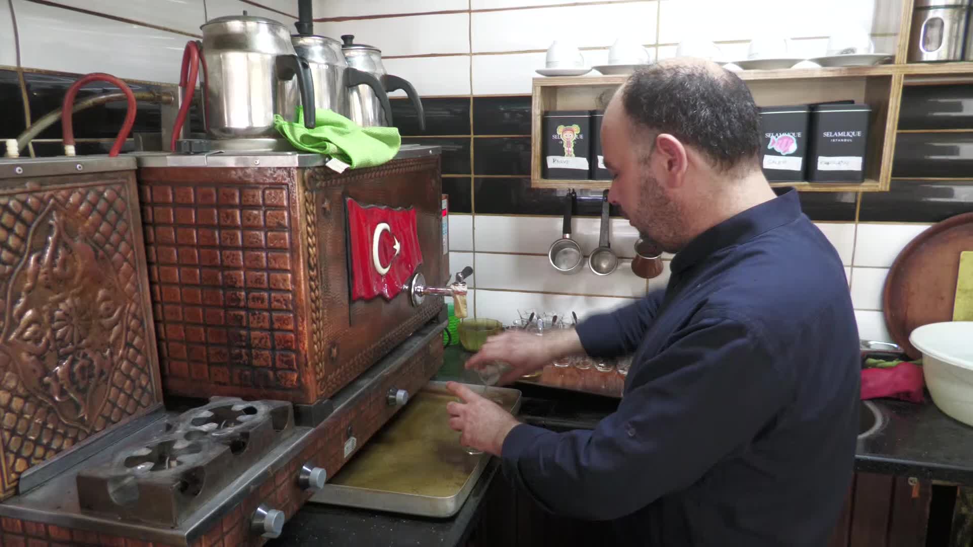 İZMİR KAHVECİLER ODASI BAŞKANI KIRDI’DAN ÇAY ZAMMINA TEPKİ: “FİYAT ARTIŞLARININ DURDURULMASI LAZIM, DURDURULMADIĞI TAKDİRDE KAPANAN İŞLETMELER OLACAK VE İŞSİZLİK ARTACAK"