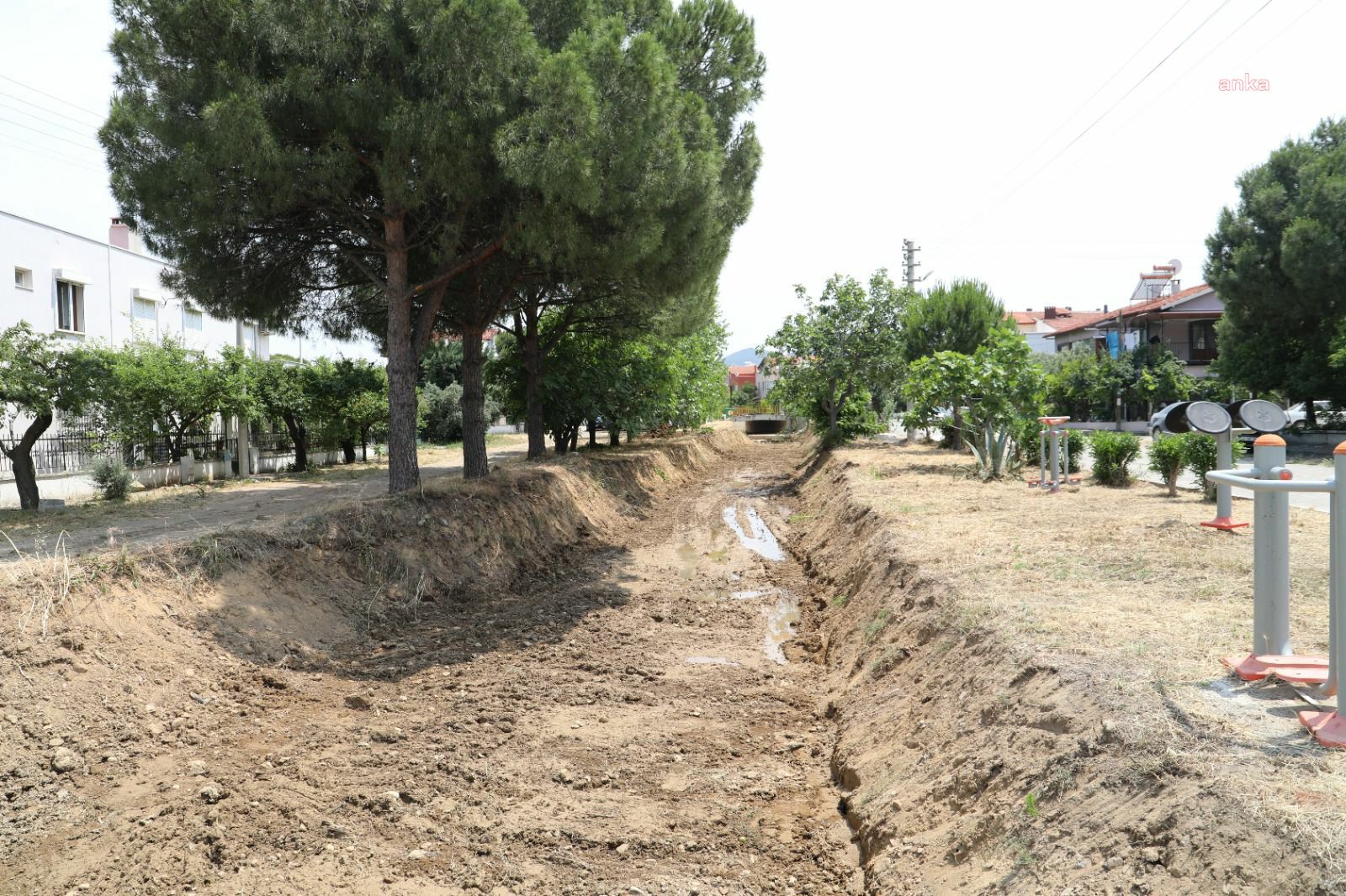 BURHANİYE’DE KANAL VE DERELER TEMİZLENİYOR