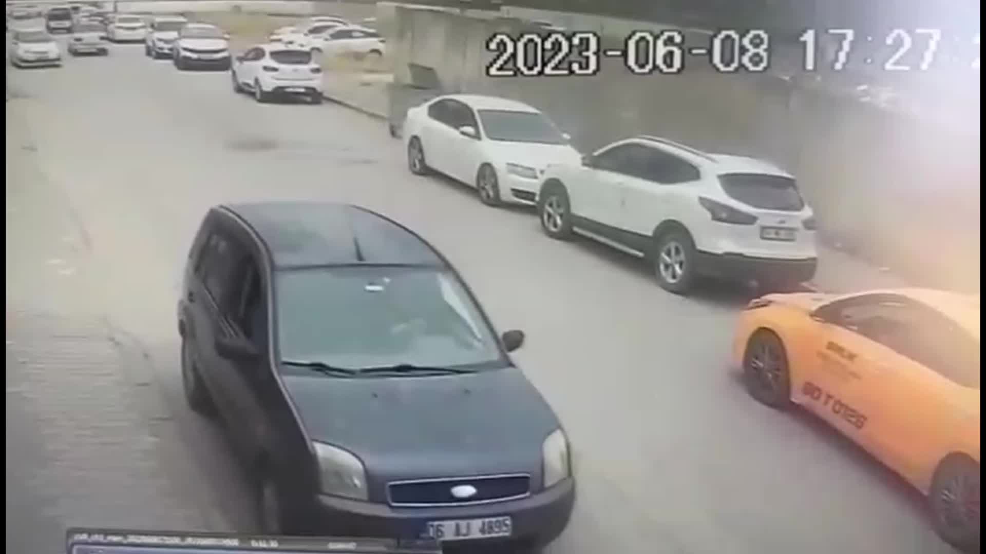 12 AYRI SUÇ KAYDI BULUNAN ŞAHIS, POLİSLERLE GİRDİĞİ ÇATIŞMADA BACAĞINDAN VURULARAK ETKİSİZ HALE GETİRİLDİ