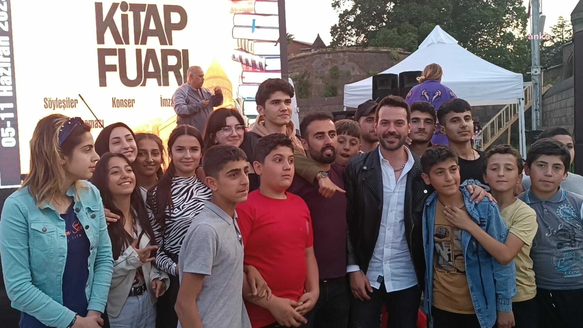 KIZILCIK ŞERBETİ DİZİSİNİN OYUNCUSU MURAT TAVLI, BİTLİS 2. KİTAP FUARI'NDA; YETİMHANE ANISINI ANLATTI