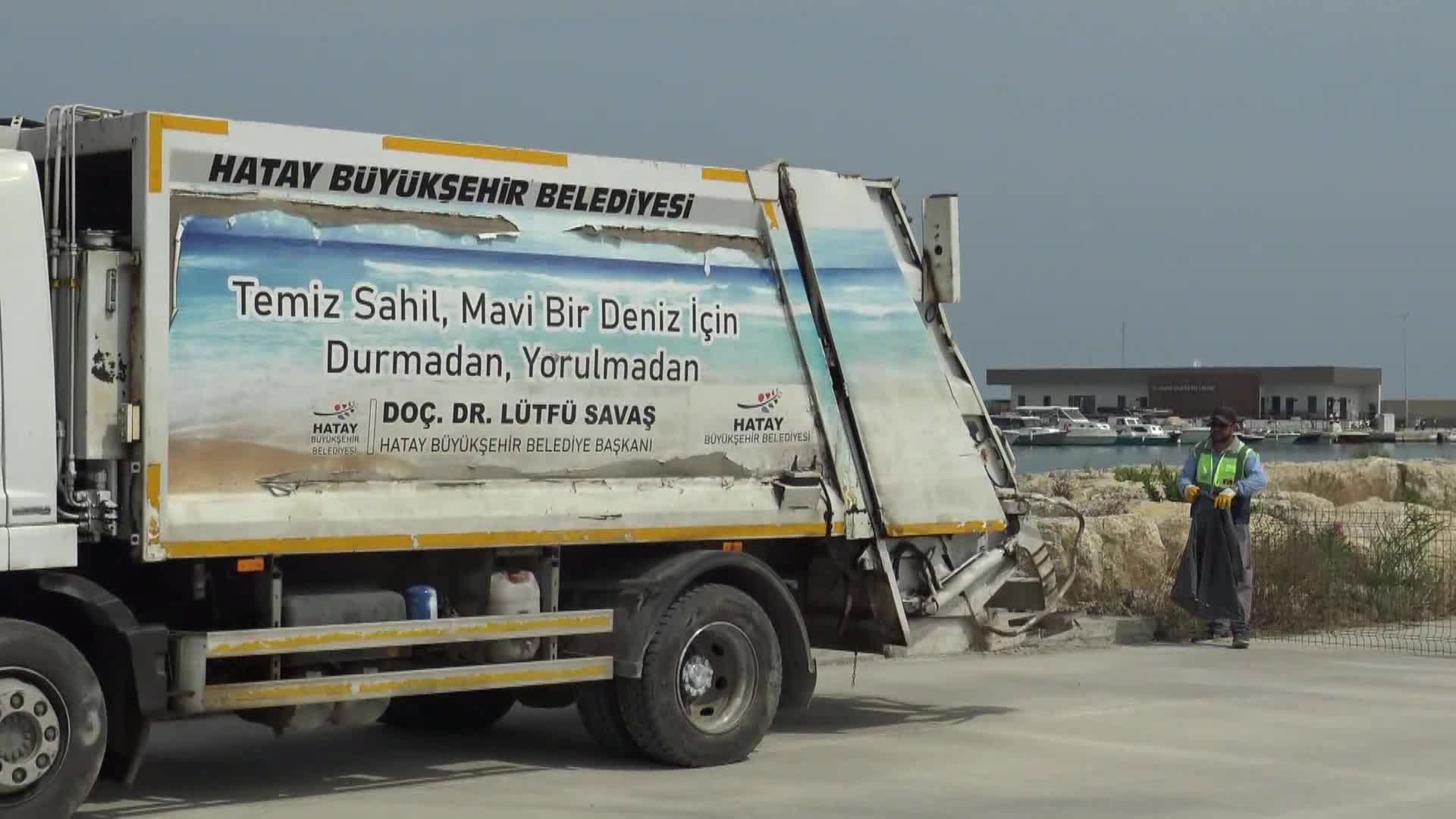 HATAY BÜYÜKŞEHİR, KIYI ŞERİDİNDEKİ TEMİZLİK ÇALIŞMALARINA DEVAM EDİYOR