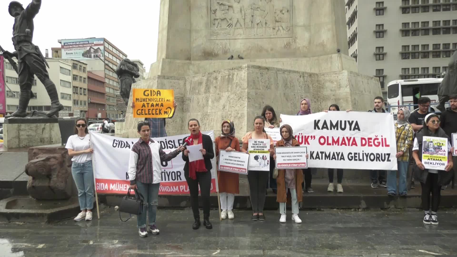 ATAMA BEKLEYEN GIDA VE ZİRAAT MÜHENDİSLERİ İLE VETERİNER HEKİMLER ANKARA ULUS MEYDANI’NDA: “BİZLER VATANINA MİLLETİNE AŞIK, TÜRKİYE SEVDALISI GENÇLERDEN OLUŞMAKTAYIZ VE HAK ETTİĞİMİZ ATAMAYI ALACAĞIMIZA EMİNİZ”