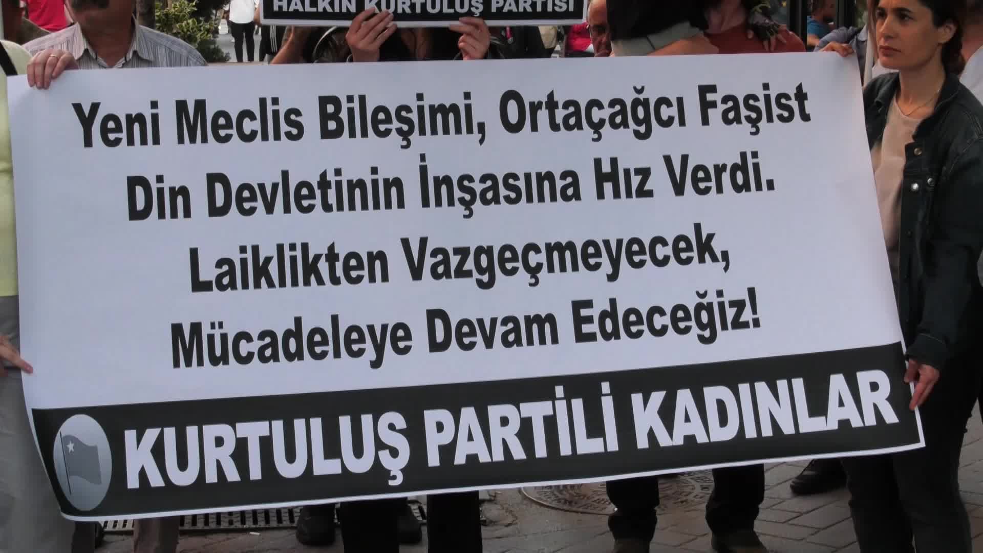 HKP'Lİ KADINLARDAN YENİDEN REFAH PARTİSİ VE HÜDA PAR'A PROTESTO: "KADINLARIMIZI ORTAÇAĞ'IN KÖR KARANLIKLARINA GÖTÜRÜP HAPSETMELERİNE İZİN VERMEYECEĞİZ"