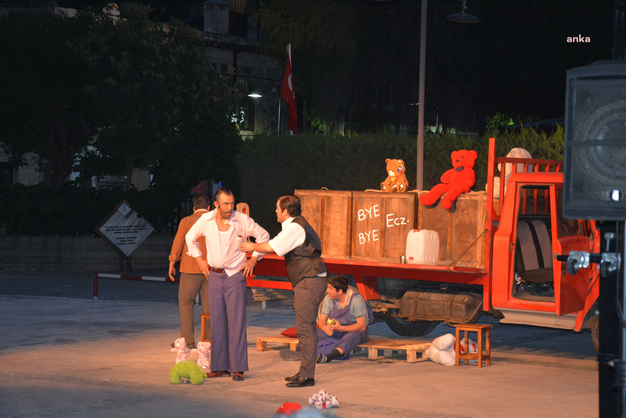 MERSİN BÜYÜKŞEHİR BELEDİYESİ’NDEN TARİHİ ST. PAUL MEYDANI’NDA İKİ TİYATRO OYUNU