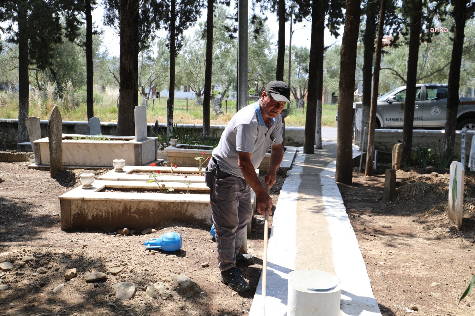 BURHANİYE’DE MEZARLIKLAR BAYRAMA HAZIRLANIYOR