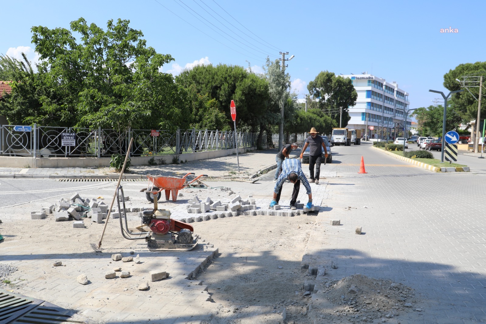 BURHANİYE BELEDİYESİ, YAZ SEZONU ÖNCESİ YOL ÇALIŞMALARINA DEVAM EDİYOR