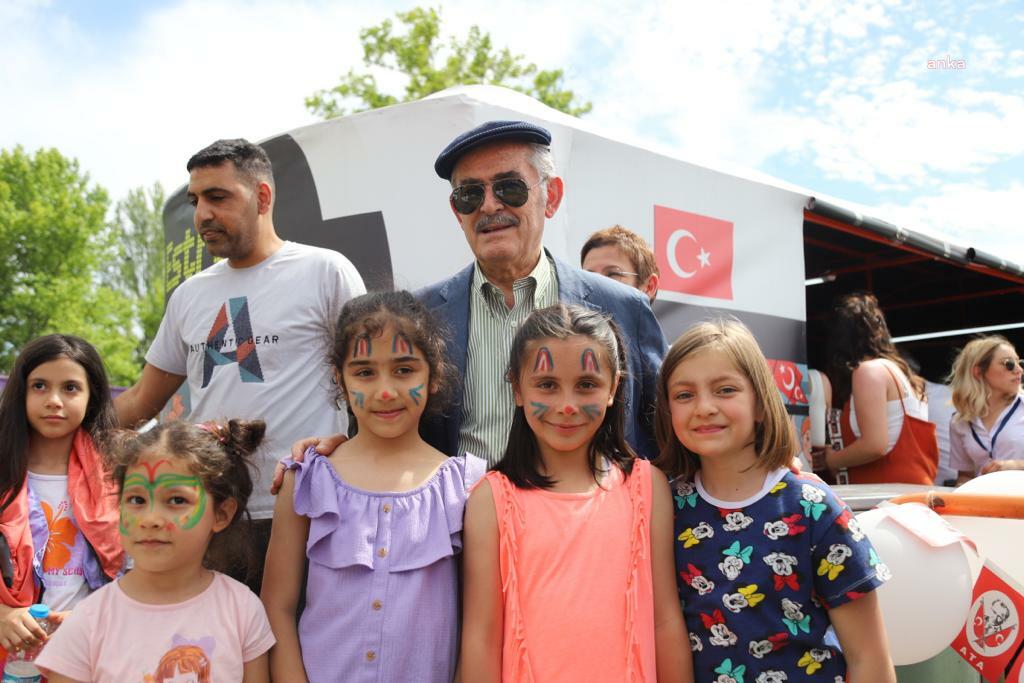 YILMAZ BÜYÜKERŞEN'DEN ÇOCUKLARA: “BU ŞEHİR DE BU DÜNYA DA SİZLERLE GÜZEL”