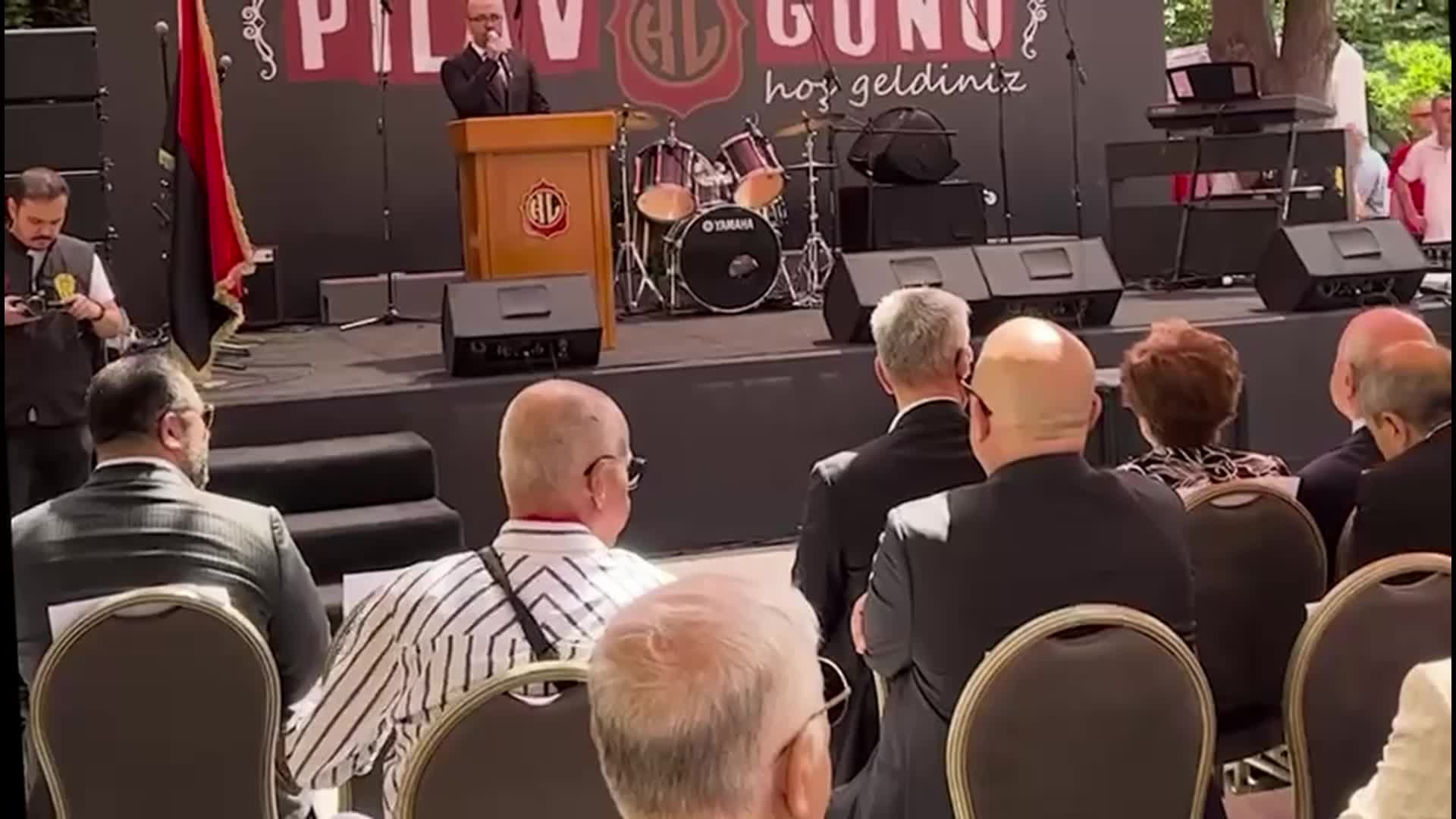 KABATAŞ ERKEK LİSESİ’NİN GELENEKSEL PİLAV GÜNÜ'NDE OKUL MÜDÜRÜ VE VAKIF BAŞKANINA PROTESTO