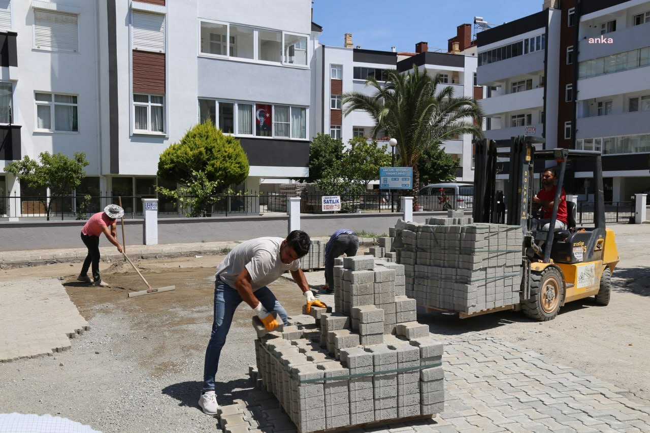 EDREMİT BELEDİYESİ'NDEN ALTINKUM VE İKİZÇAY’DA YOL ÇALIŞMASI