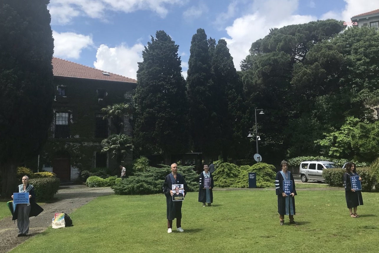 BOĞAZİÇİ AKADEMİSYENLERİ, ARKALARINI 605’İNCİ KEZ REKTÖRLÜĞÜNE DÖNDÜ