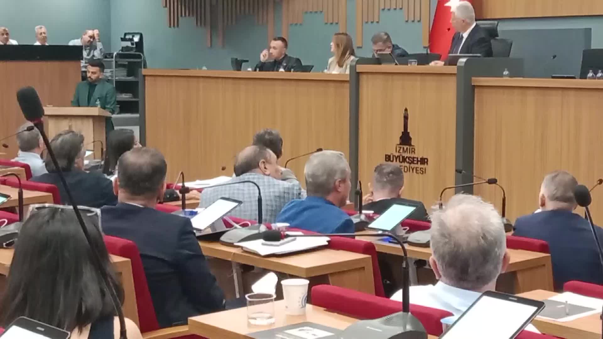İZMİR BELEDİYE MECLİSİ’NDE ARBEDE… AKP GRUP SÖZCÜSÜ, CHP’Lİ MECLİS ÜYESİNİ İTTİREREK YERE DÜŞÜRDÜ