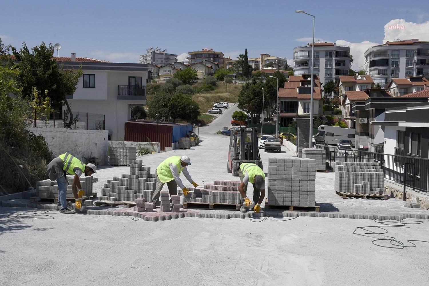KUŞADASI BELEDİYESİ, KADINLAR DENİZİ’NDE YOL YAPIM ÇALIŞMALARINA DEVAM EDİYOR