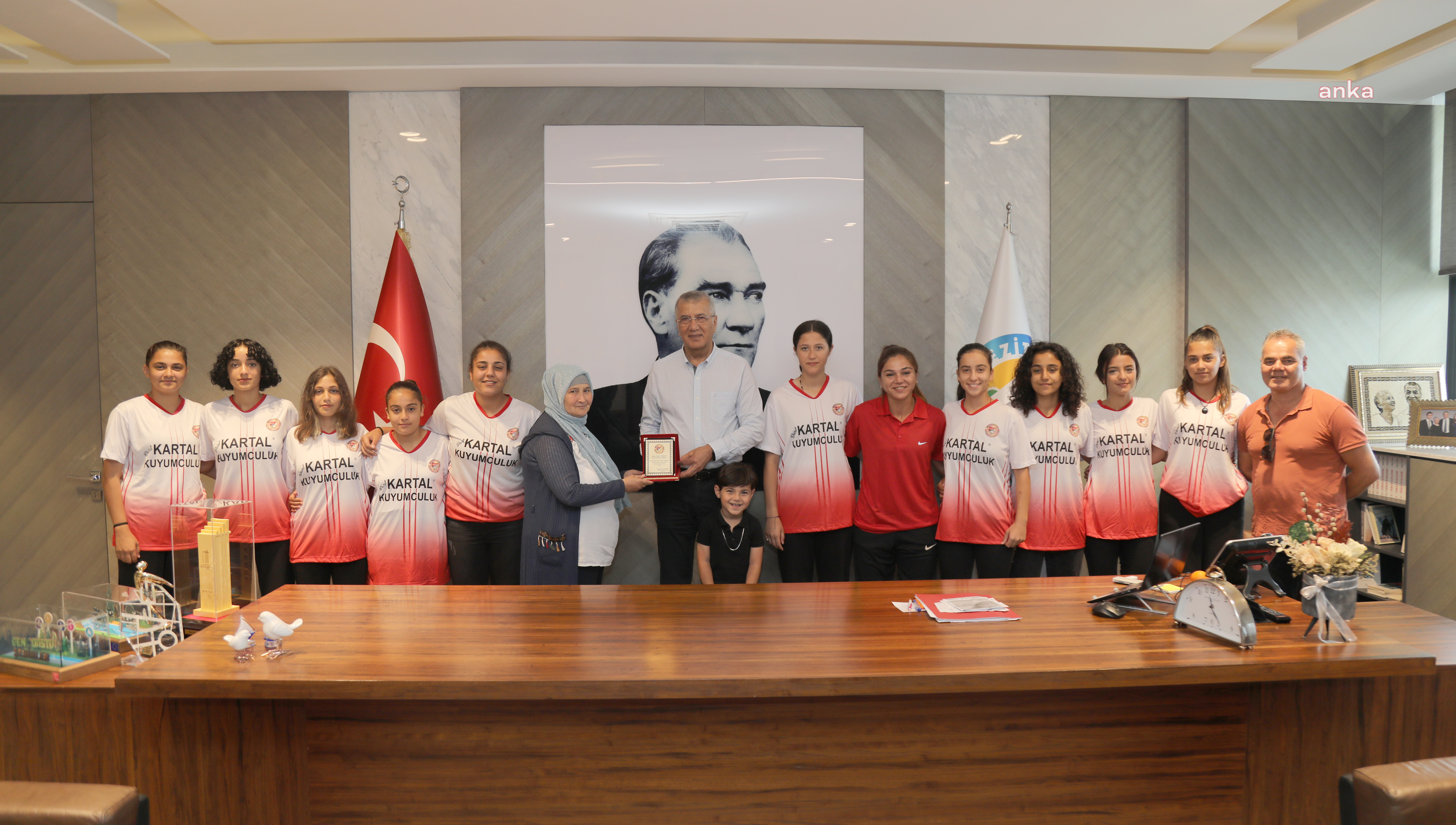 MEZİTLİ KADIN FUTBOL TAKIMI'NDAN BAŞKAN TARHAN’A ZİYARET