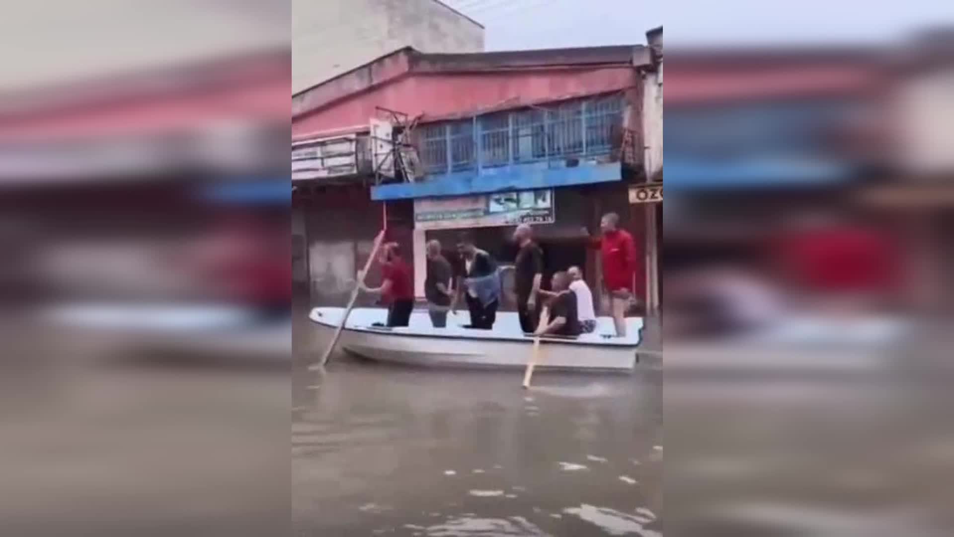 SAMSUN CANİK'TE SELİN BASTIĞI GÜLSANAYİ SİTESİ ESNAFI, TEKNELERLE VE BOTLARLA ULAŞIM SAĞLIYOR