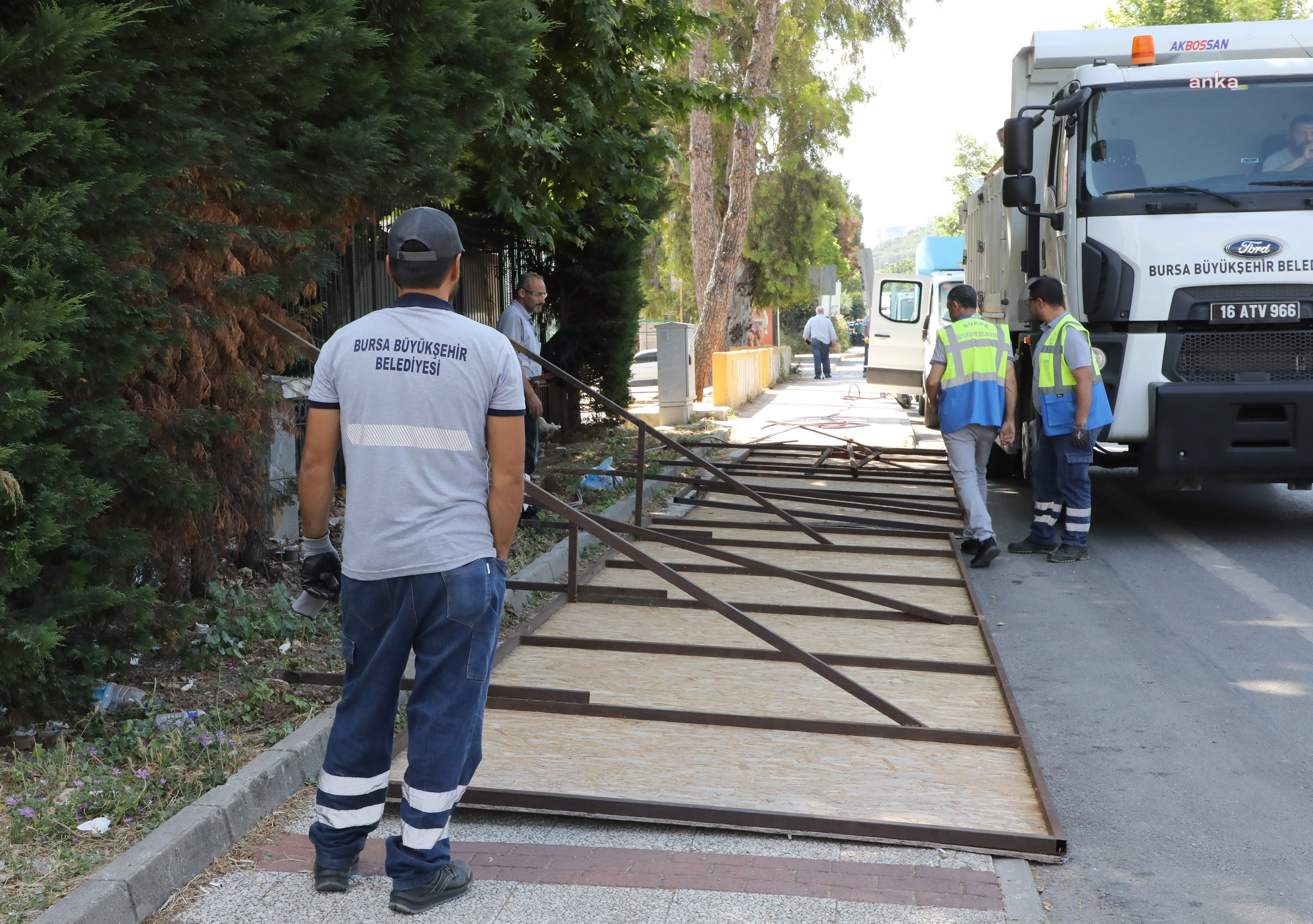 MUDANYA BELEDİYE BAŞKANI TÜRKYILMAZ: “BURSA BÜYÜKŞEHİR BELEDİYESİ SORUMLULUĞUNDA OLAN İŞLERLE İLGİLENMESİ GEREKİRKEN AFİŞLERİ SÖKÜYOR”