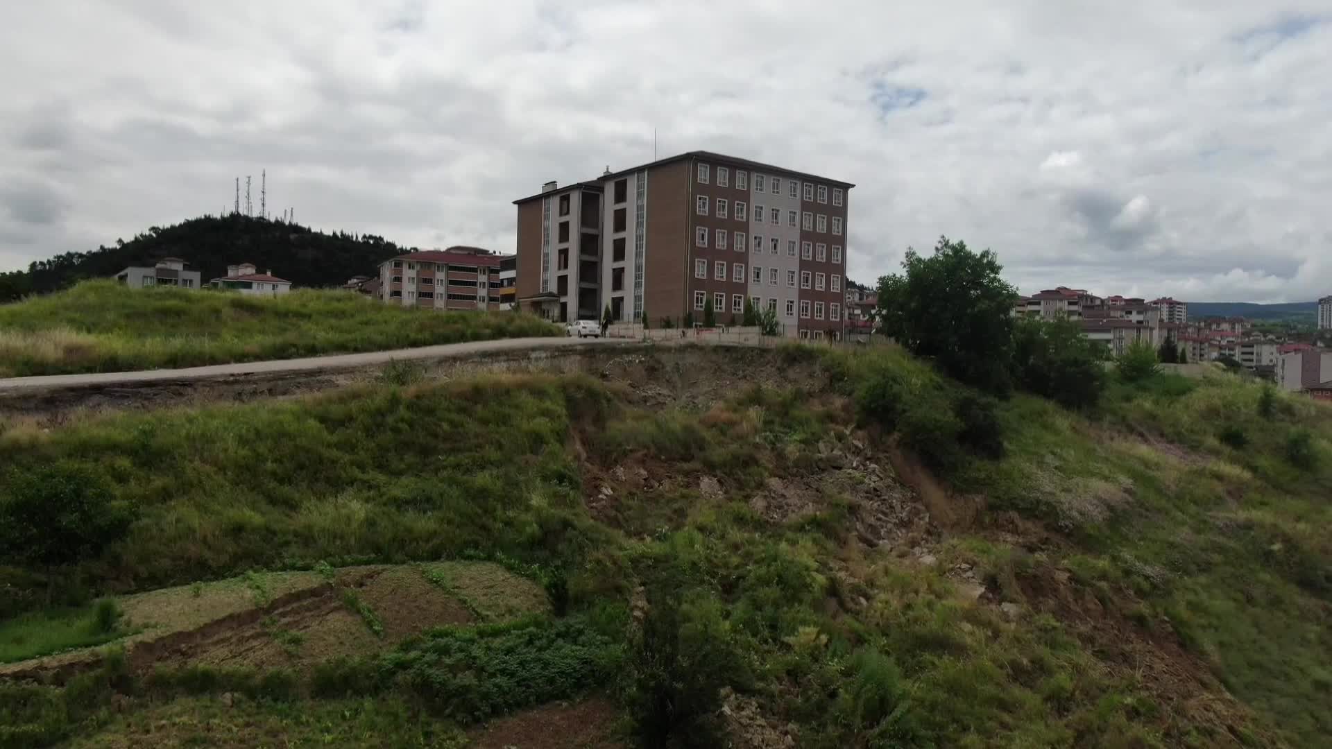 KARABÜK'TE OKULLARA YAKIN ALANDA TOPRAK KAYMASI MEYDANA GELDİ