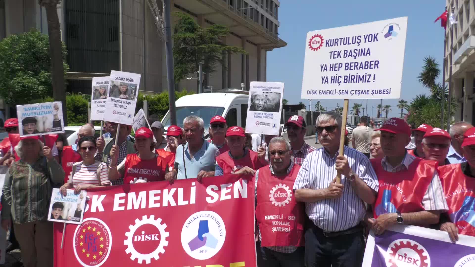 İZMİR’DE EMEKLİLERDEN MAAŞ VE BAYRAM İKRAMİYESİ TEPKİSİ: “BİZLER EV KİRASI ÖDEYEMİYORUZ, ÇOCUKLARIMIZIN BAYRAMINI KUTLAYAMIYORUZ”