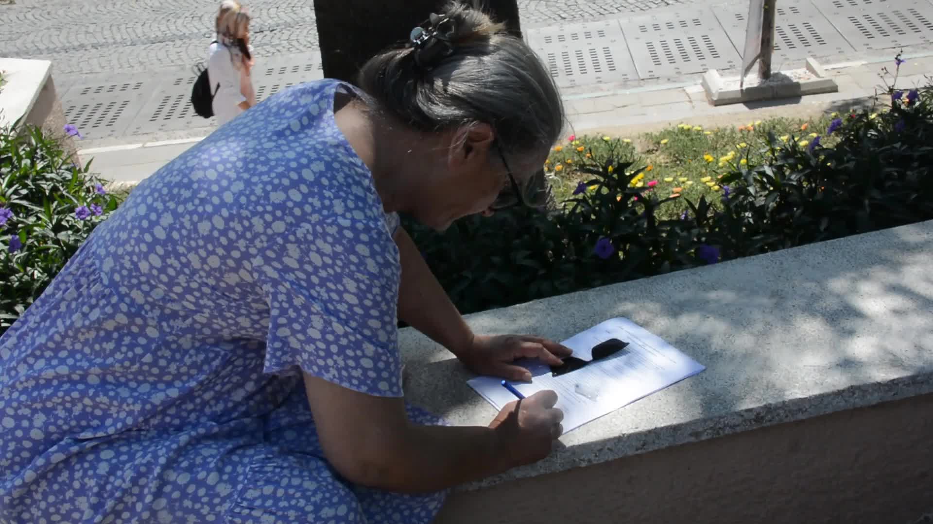 BERGAMA’DA YURTTAŞLAR AĞAÇ KESİMLERİNE TEPKİ GÖSTERDİ