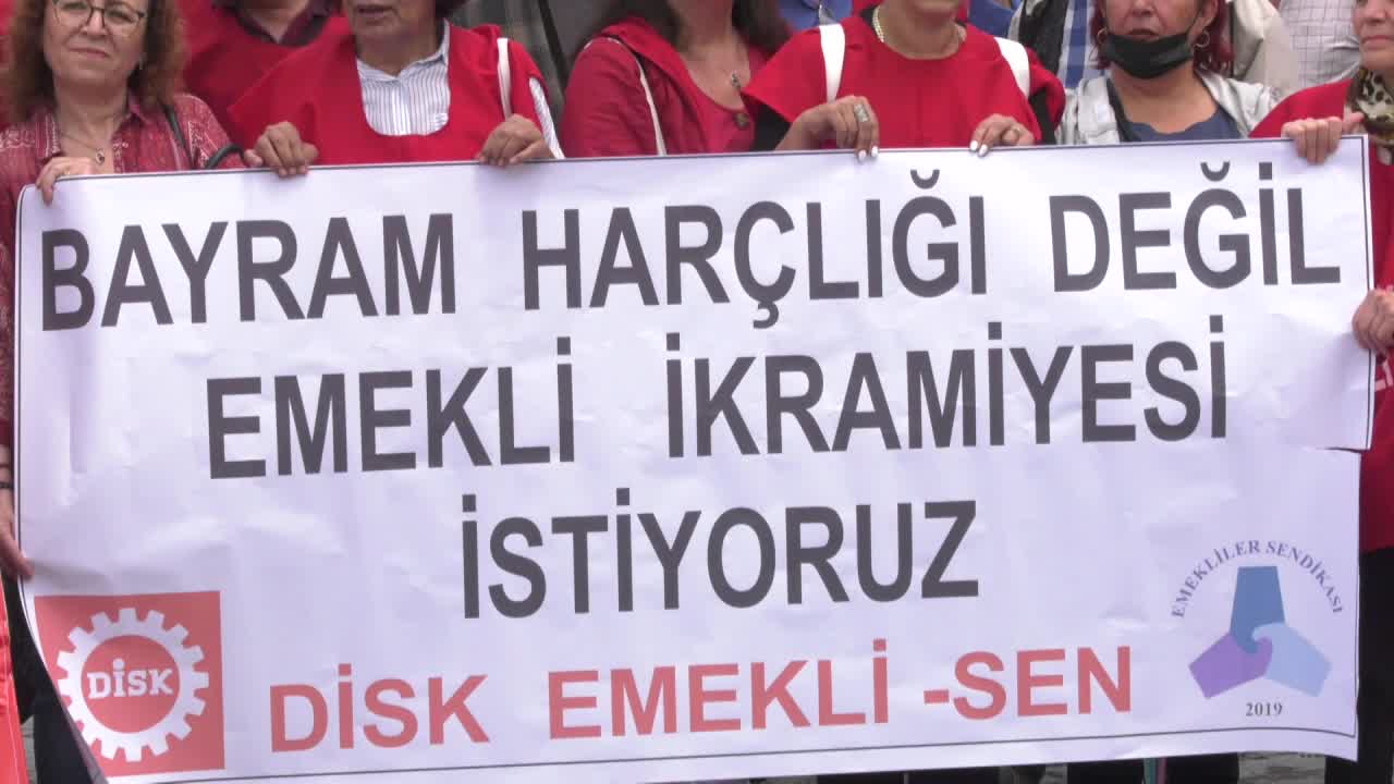 EMEKLİLER ANKARA'DA İKRAMİYE VE MAAŞLARA İYİLEŞTİRME TALEBİYLE EYLEM YAPTI: "SEÇİM BİTTİ, HERKESİN SESİ SOLUĞU KESİLDİ, NE EMEKLİYİ DÜŞÜNEN VAR NE DAR GELİRLİYİ"
