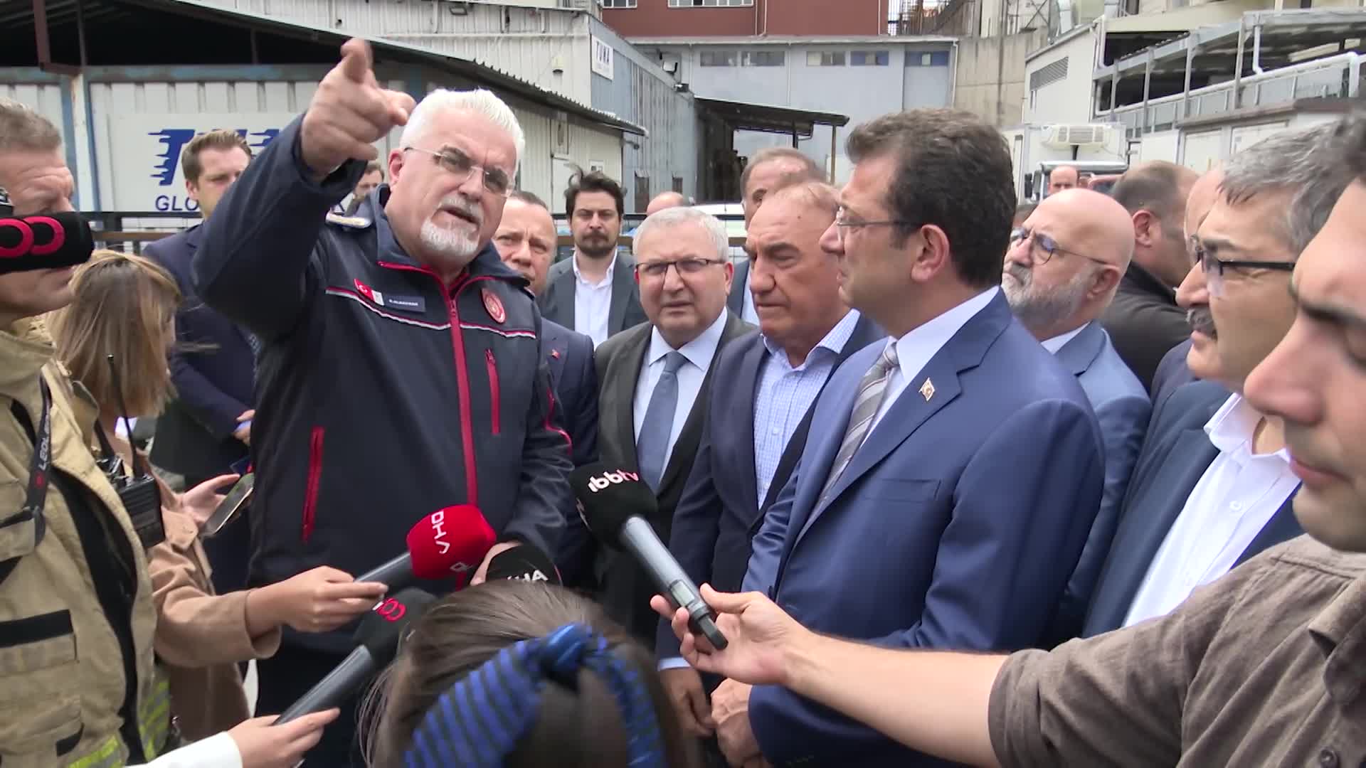 İMAMOĞLU, İKİTELLİ ORGANİZE SANAYİ BÖLGESİ'NDEKİ YANGIN ALANINI İNCELEDİ: "CAN KAYBI OLMAMASI SEVİNDİRİCİ. YANGININ ÇOK YAKIN MESAFEDEKİ TESİSLERE SIÇRAMADAN SÖNDÜRÜLMESİ KIYMETLİ"
